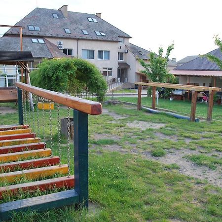 Guest House Uzhgorod Extérieur photo